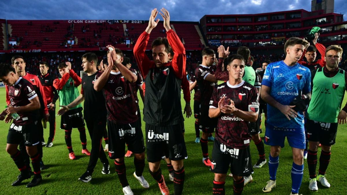 Colón empató 0 a 0 con Deportivo Morón y aseguró su permanencia en la Primera Nacional.