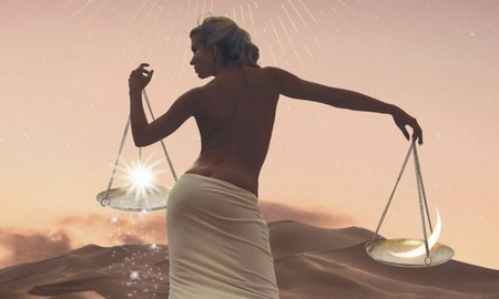 Libra es, para la astrología, romanticismo, belleza y equilibrio. Libra es, para la astrología, romanticismo, belleza y equilibrio.