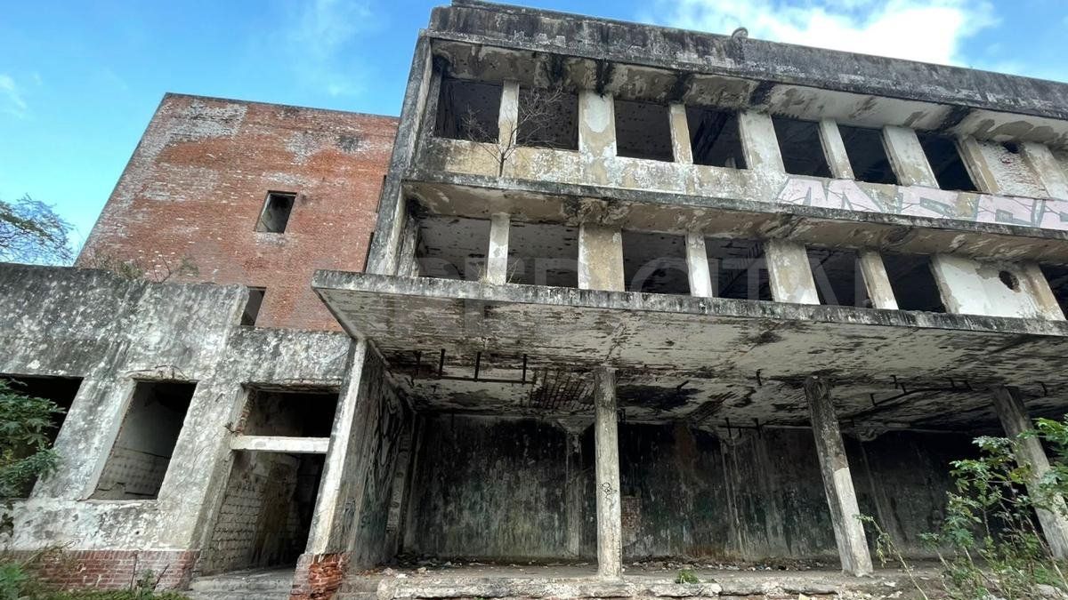 El edificio del ex Frigorífico Municipal está en ruinas, tras 30 años de abandono.
