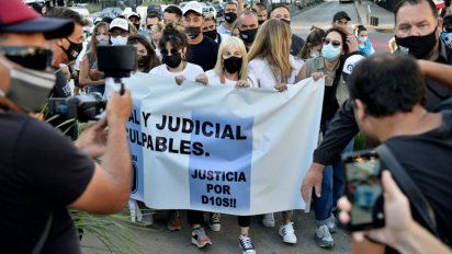 Claudia, Dalma y Gianinna Maradona participaron de la marcha por Diego