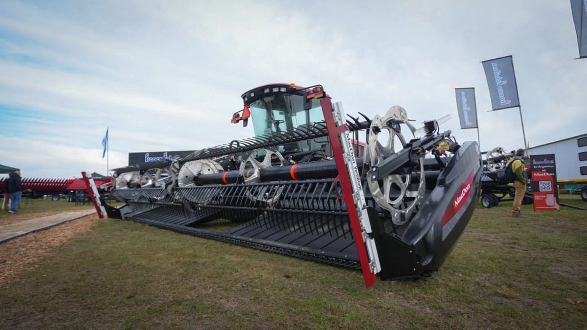 La firma MacDon exhibe en Agroactiva 2025 la hileradora M155 con cabezal D230.