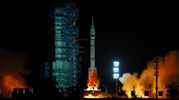 China envía un astronauta al espacio para un año en su camino a la Luna.