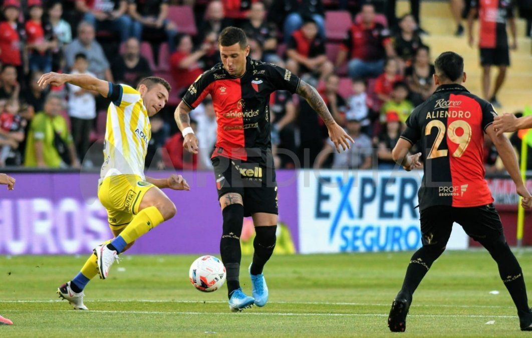Marco Ruben, goleador del partido, pelea la posesión de la pelota con Bruno Bianchi.