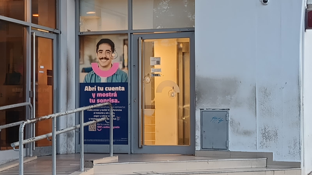 El primer ataque a balazos fue el 12 de diciembre contra la sede del Banco Macro de Ovidio Lagos y Saavedra de la ciudad de Rosario. El primer ataque a balazos fue el 12 de diciembre contra la sede del Banco Macro de Ovidio Lagos y Saavedra de la ciudad de Rosario.