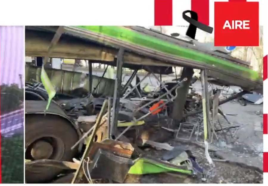 El colectivo quedó destrozado.