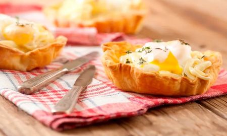 Tartines de cebolla y huevos mollets, by Maru Botana. Tartines de cebolla y huevos mollets, by Maru Botana.