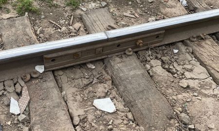 Losdurmientes están podridos, quebrados y faltan tornillos en los empalmes. Hay partessocavadas en las vías”, dijo uno de los vecinos de Barrio Alfonso. Losdurmientes están podridos, quebrados y faltan tornillos en los empalmes. Hay partessocavadas en las vías”, dijo uno de los vecinos de Barrio Alfonso.