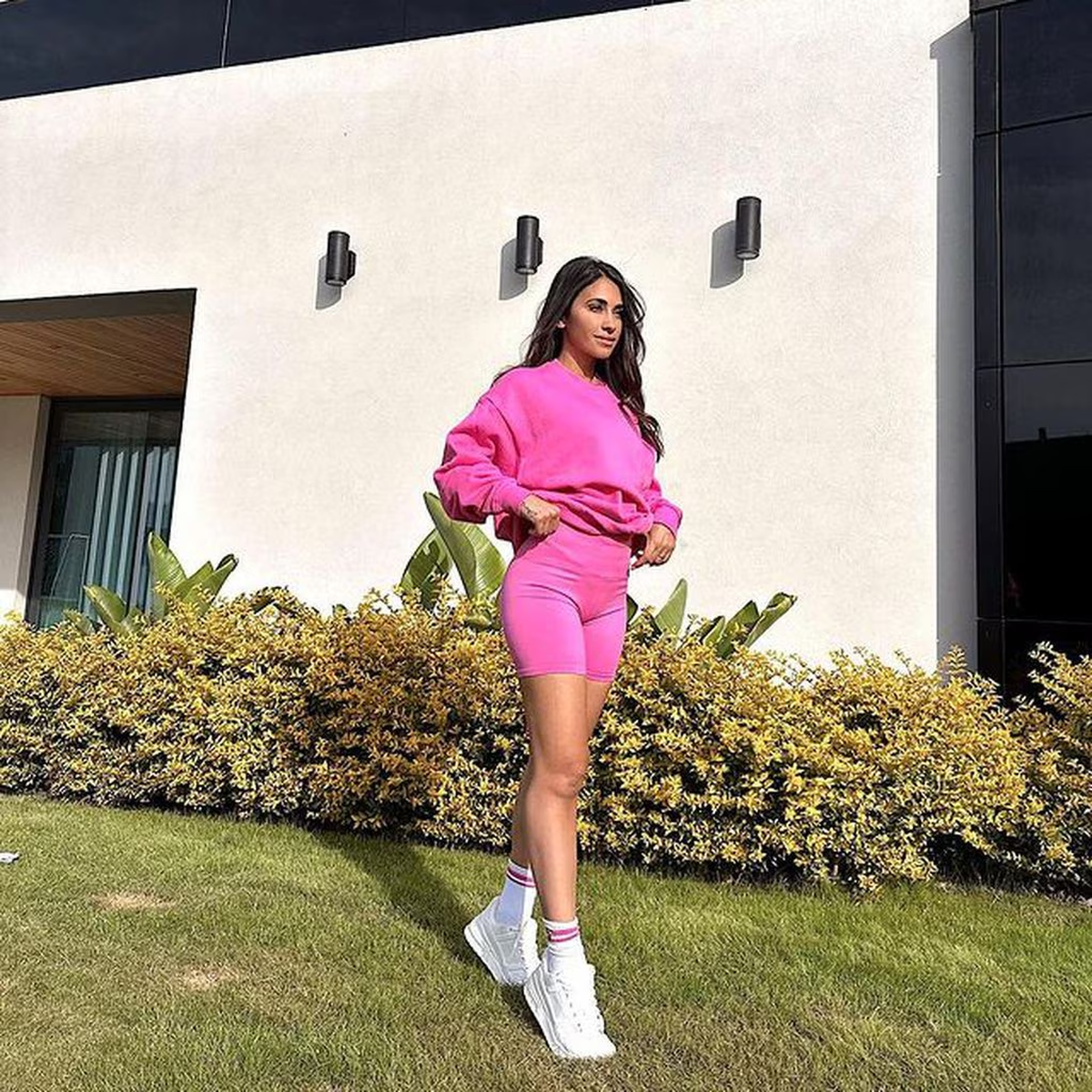 Antonela Roccuzzo posó con un conjunto deportivo de caza ciclista y un top en color rosa chicle. Antonela Roccuzzo posó con un conjunto deportivo de caza ciclista y un top en color rosa chicle.