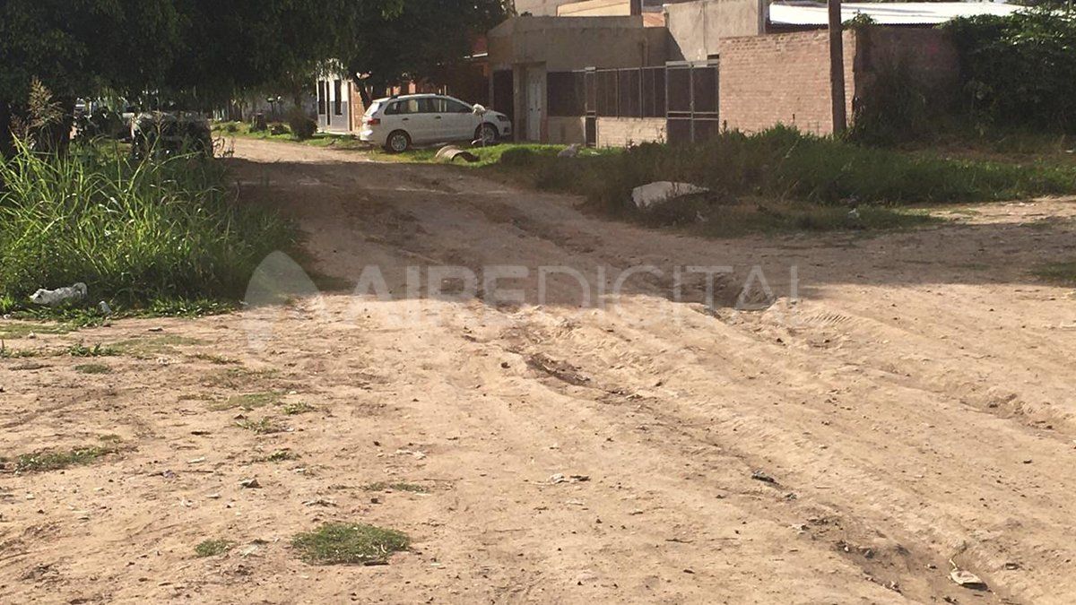 “Vivimos en el peor de los mundos. No tenemos calle, tenemos tierra sin compactar, no tenemos iluminación y están los caños a la vista”, explicaron los ciudadanos quienes advirtieron que desde la Av. Facundo Zuviría hasta la Av. Peñaloza “hay solamente tres focos que funcionan”.