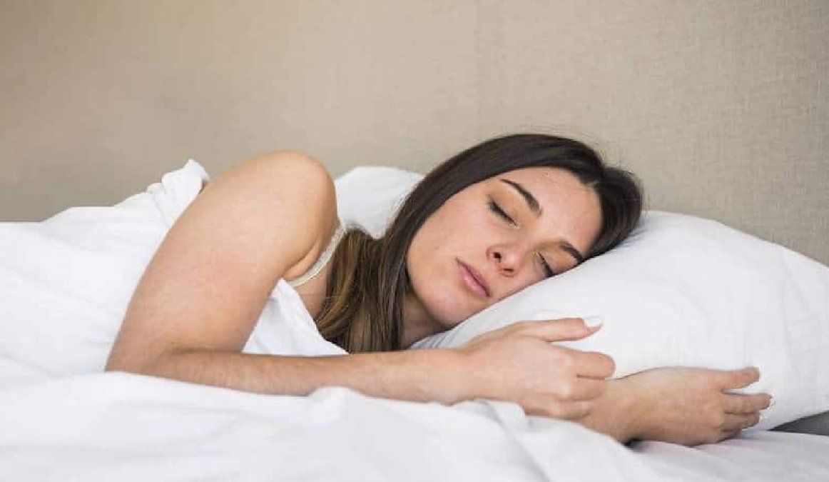 7 ventajas saludables por dormir hacia el lado izquierdo