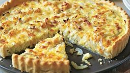 altText(Tarta de pollo y puerro: la receta fácil y cremosa para hacer en menos de 1 hora)}