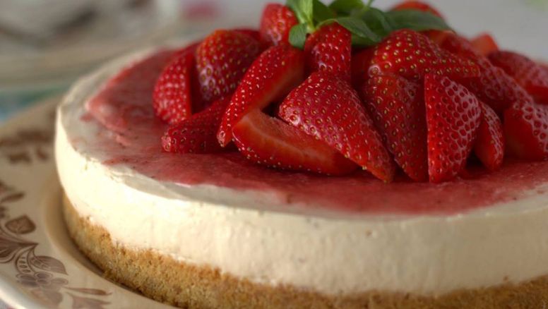 Cheesecake de frutilla sin horno: cremoso, bajo en azúcar y con solo 3 ingredientes
