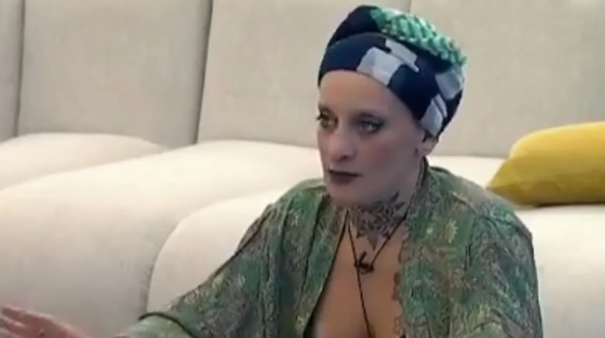 Furia se sentó a leerle las cartas al resto de los participantes. Furia se sentó a leerle las cartas al resto de los participantes.