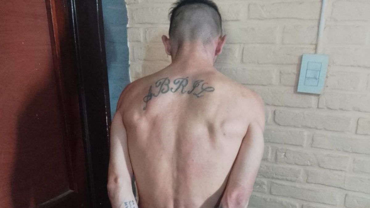 Molinari cumple una pena por una causa de robo simple y daño.