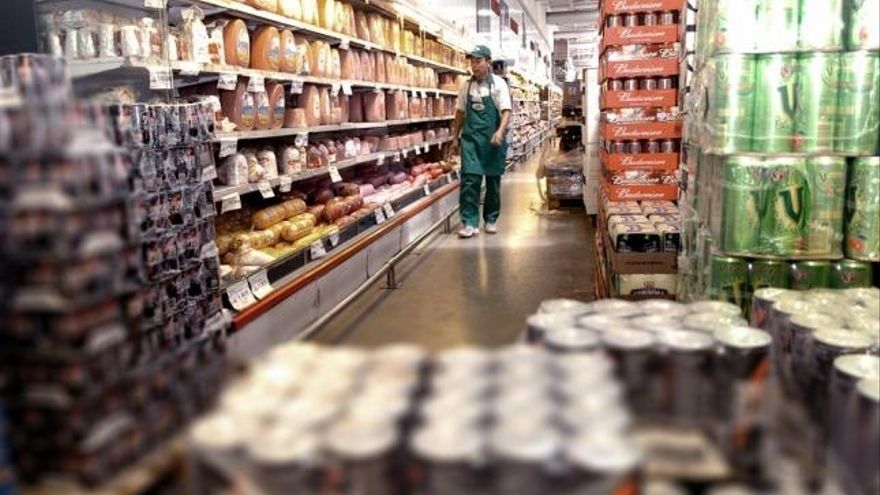 La nueva lista en la que trabaja la Secretaría de Comercio Interior comprende a 120 productos de la canasta básica, que incluyen alimentos, bebidas y productos de higiene personal