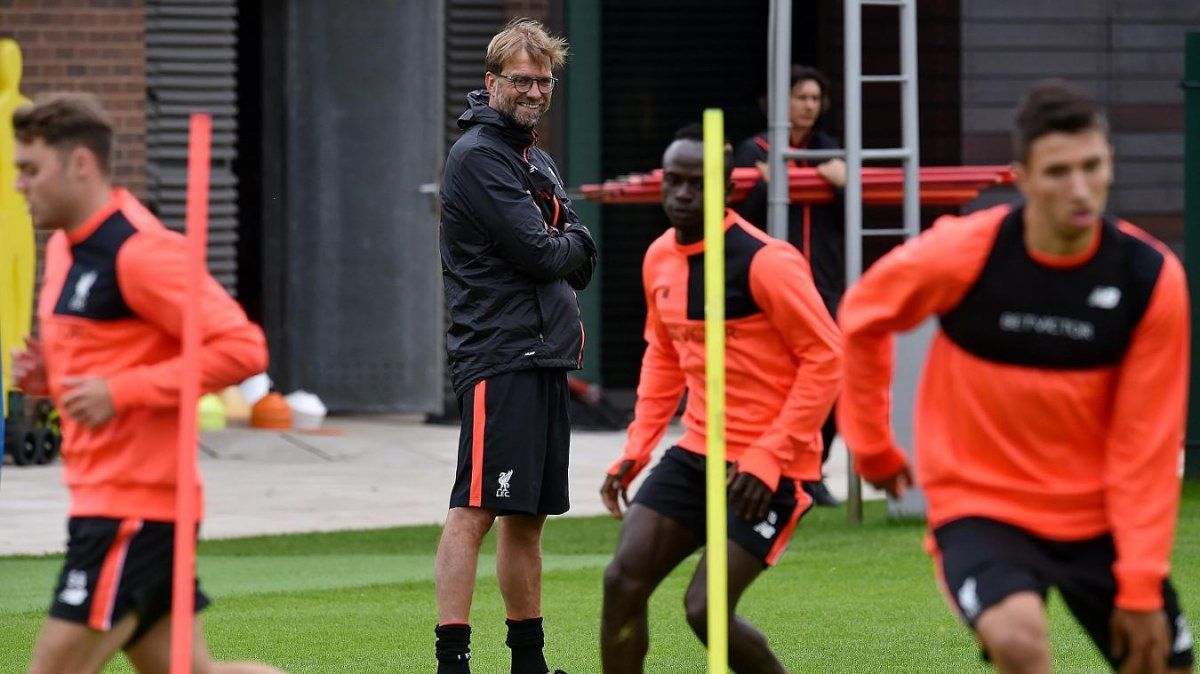 J&uuml;rgen Klopp observa los trabajos de sus jugadores