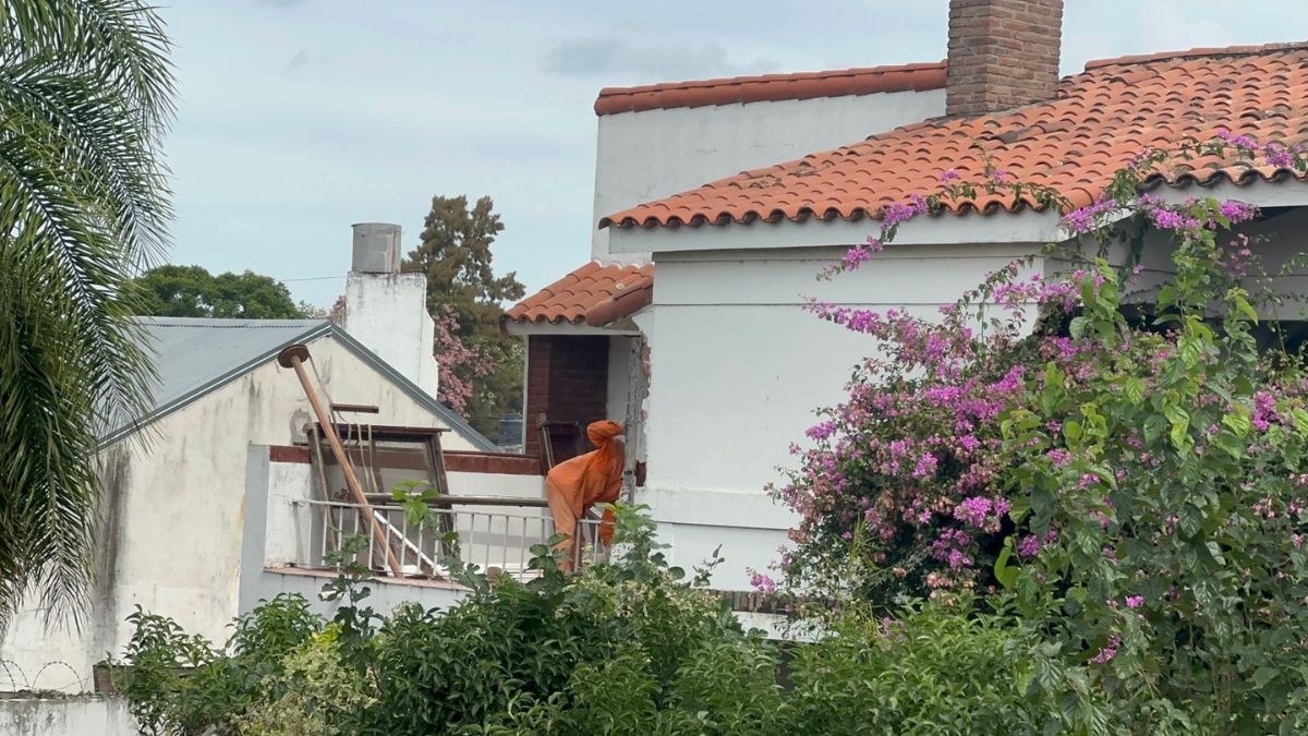 Comenzaron a derribar la vivienda lindera al puente Carretero. La obra marca un paso clave para avanzar con el nuevo enlace vial.