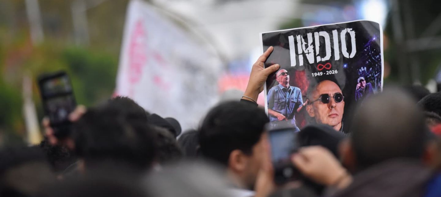 El último adiós al Indio, en fotos: masiva peregrinación hacia Avellaneda Desde todo el país, los fanáticos del Indio Solari llegaron a Avellaneda para el último adiós al popular músico.