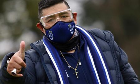 Diego Maradona quiso dirigir la práctica de Gimnasia y Esgrima de La Plata y estuvo presente en el predio de Estancia Chica. Diego Maradona quiso dirigir la práctica de Gimnasia y Esgrima de La Plata y estuvo presente en el predio de Estancia Chica.