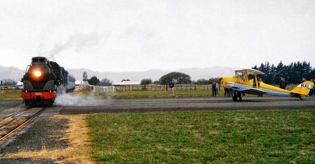 Lo que hace tan singular al aeropuerto de Gisborne es que una aeronave (en este caso, una pequeña de aviación general afectada a la formación de nuevos pilotos) deba esperar que pase una formación para poder despegar. Lo que hace tan singular al aeropuerto de Gisborne es que una aeronave (en este caso, una pequeña de aviación general afectada a la formación de nuevos pilotos) deba esperar que pase una formación para poder despegar.