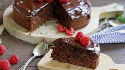 altText(Bizcochuelo de chocolate esponjoso: la receta fácil que no lleva azúcar ni harina)}