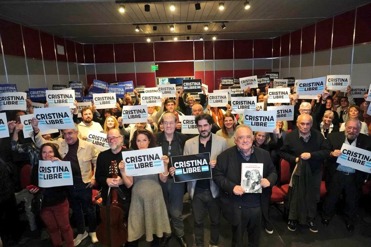 El hecho sucedió durante la presentación del libro “El Balcón ilustrado”, de Tomi Muller, en un evento del que participaron el diputado nacional de Unión por la Patria Eduardo Valdés -quien moderó el panel-, el periodista Víctor Hugo Morales, el dibujante Tute y la cantante Dolores Solá. El hecho sucedió durante la presentación del libro “El Balcón ilustrado”, de Tomi Muller, en un evento del que participaron el diputado nacional de Unión por la Patria Eduardo Valdés -quien moderó el panel-, el periodista Víctor Hugo Morales, el dibujante Tute y la cantante Dolores Solá.