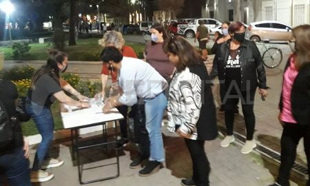 Juntan firmas en San Justo para solicitar que se cambie la carátula del hecho a intento de femicidio. Juntan firmas en San Justo para solicitar que se cambie la carátula del hecho a intento de femicidio.