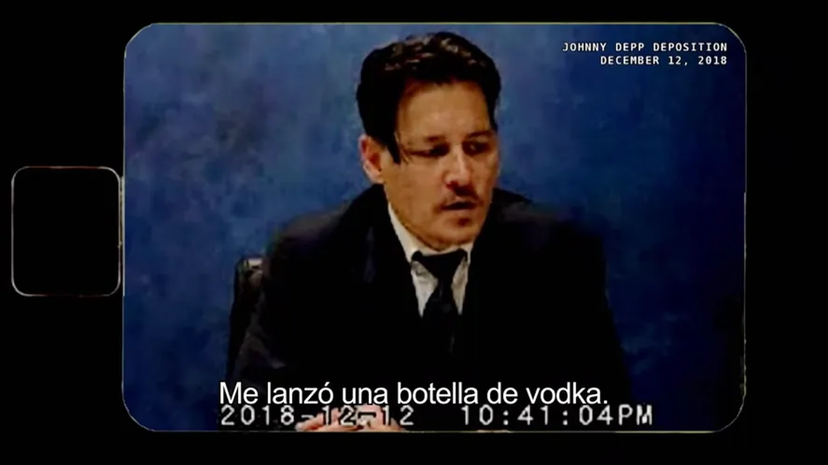 Johnny Depp contando su testimonio.