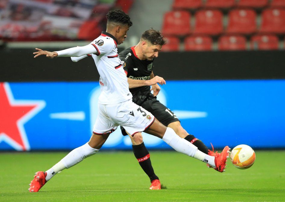 Lucas Alario anotó un golazo de zurda en el triunfo 6-2 del Bayer Leverkusen ante el Niza por la Europa League.