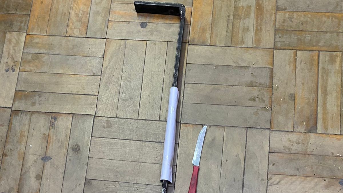 Secuestraron una barreta metálica y un cuchillo. Secuestraron una barreta metálica y un cuchillo.
