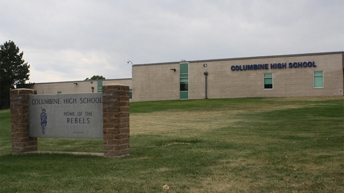 El despliegue policial en las afueras de la escuela secundaria de Columbine en 1999 evidenci&oacute; las fallas t&aacute;cticas de la &eacute;poca y oblig&oacute; a una reforma global en las fuerzas de seguridad.