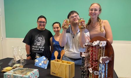 El Centro de Día Freyre llevará adelante este sábado una feria de emprendedores que reunirá a más de 50 feriantes.