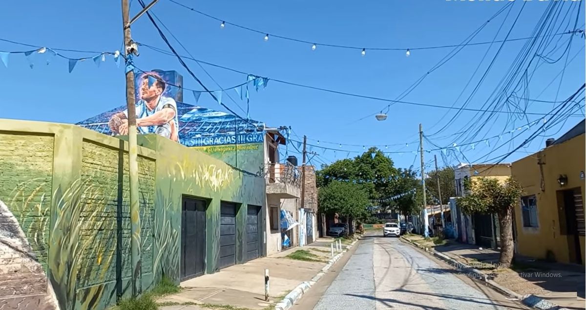 La calle frente a la casa de Lionel Messi pintada como una bandera de Argentina.