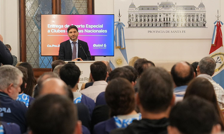 El gobernador Maximiliano Pullaro encabezó la entrega de aportes a clubes que compiten en ligas nacionales. El gobernador Maximiliano Pullaro encabezó la entrega de aportes a clubes que compiten en ligas nacionales.