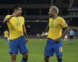 Lucas Paquetá festeja con Neymar el primer gol de Brasil frente a Perú. Lucas Paquetá festeja con Neymar el primer gol de Brasil frente a Perú.