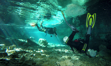 El hombre se sumergió en un cenote el viernes pasado y hasta el momento continúan su búsqueda. El hombre se sumergió en un cenote el viernes pasado y hasta el momento continúan su búsqueda.