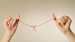 La leyenda del hilo rojo se originó en Asia Oriental, principalmente en China y Japón, y ha sido transmitida a través de generaciones.