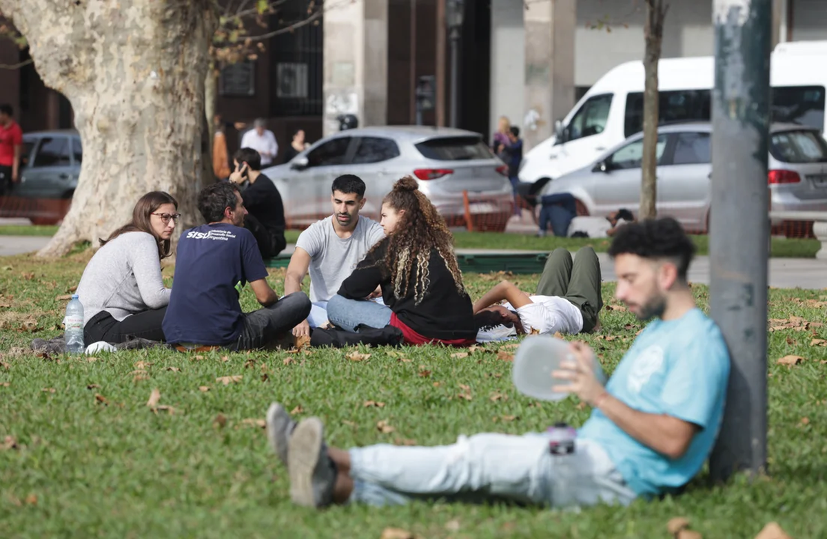 Las oficinas de la administración pública provincial y las escuelas no funcionarán, mientras que el sector comercial, bancario e industrial podrá decidir si se adhiere o no al descanso. Las oficinas de la administración pública provincial y las escuelas no funcionarán, mientras que el sector comercial, bancario e industrial podrá decidir si se adhiere o no al descanso.