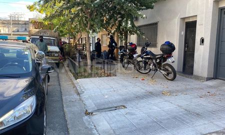 Personal de la Motorizada intervino al momento de desalojar a los ocupantes que habían violentado la vivienda. Personal de la Motorizada intervino al momento de desalojar a los ocupantes que habían violentado la vivienda.