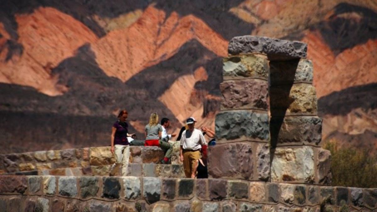 Las casas originales de los tilcaras tenían techos de barro y paja con una inclinación mínima, diseñados específicamente para soportar el clima seco y las ráfagas de viento blanco de la Puna. Las casas originales de los tilcaras tenían techos de barro y paja con una inclinación mínima, diseñados específicamente para soportar el clima seco y las ráfagas de viento blanco de la Puna.