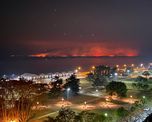 Vista noctura desde Rosario de los incendios en la zona de islas del humedal del Paraná. Vista noctura desde Rosario de los incendios en la zona de islas del humedal del Paraná.