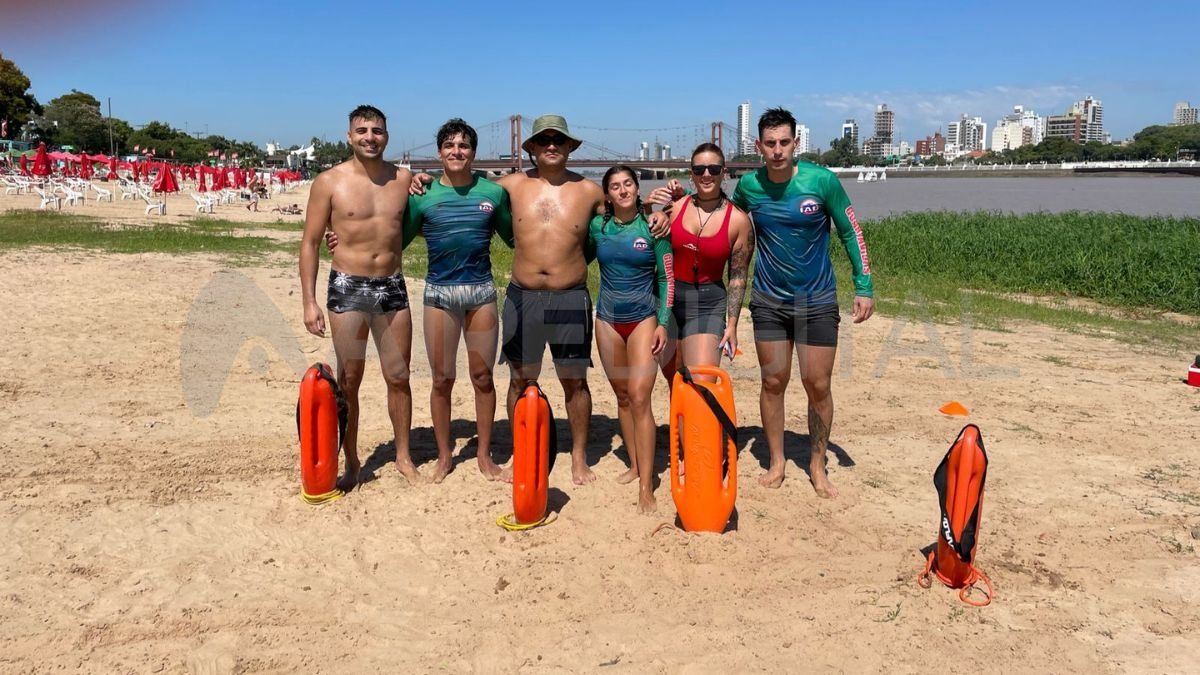 Un grupo de futuros guardavidas entrenó este sábado en la costanera de Santa Fe. Un grupo de futuros guardavidas entrenó este sábado en la costanera de Santa Fe.