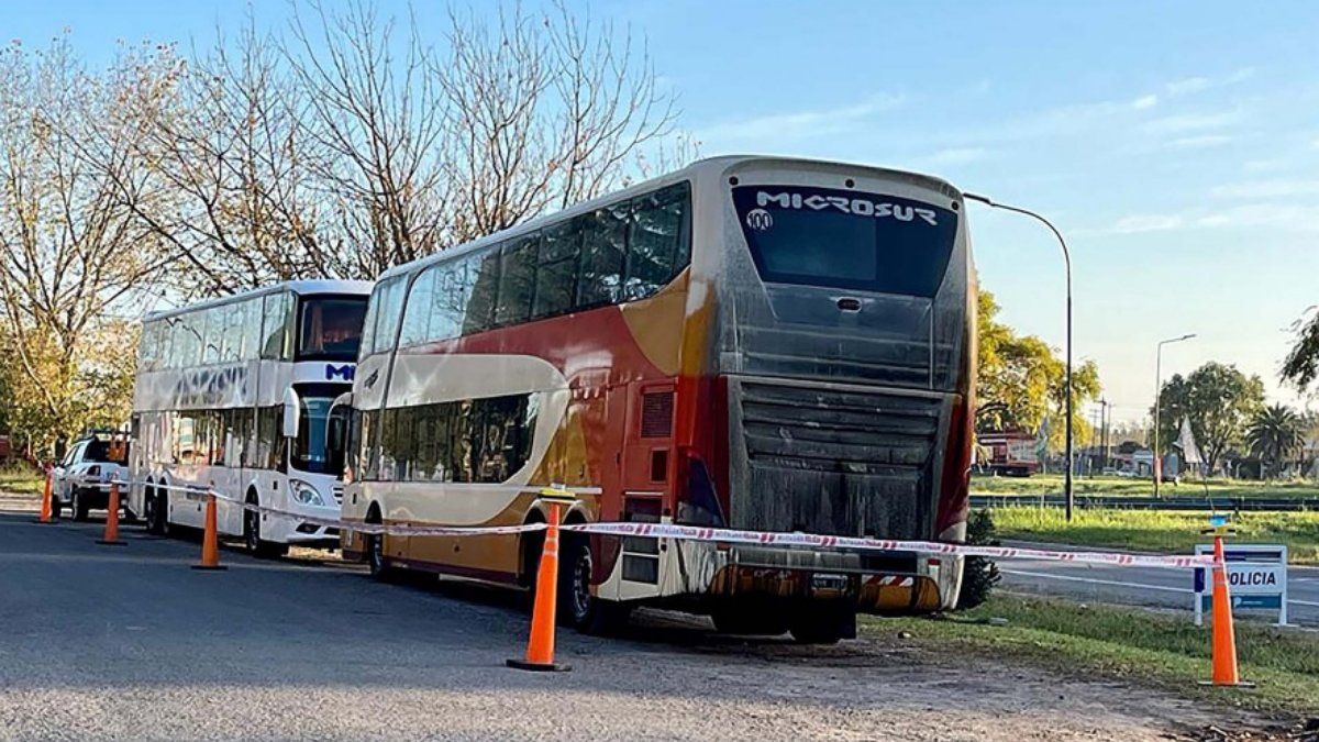 Dos micros de larga distancia que trasladaban a pasajeros que habían realizado compras en el barrio porteño de Flores recibieron cerca de 90 balazos cuando circulaban por la ruta 2.