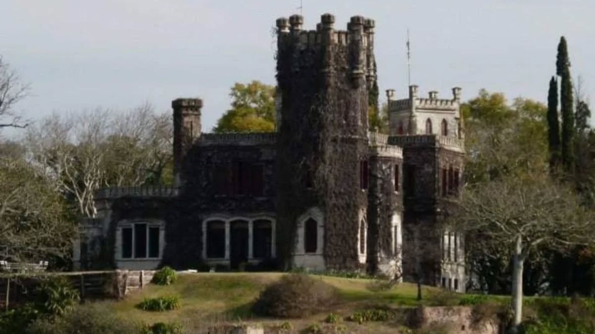 El Castillo de Obligado se alza sobre una barranca con vista al río Paraná.