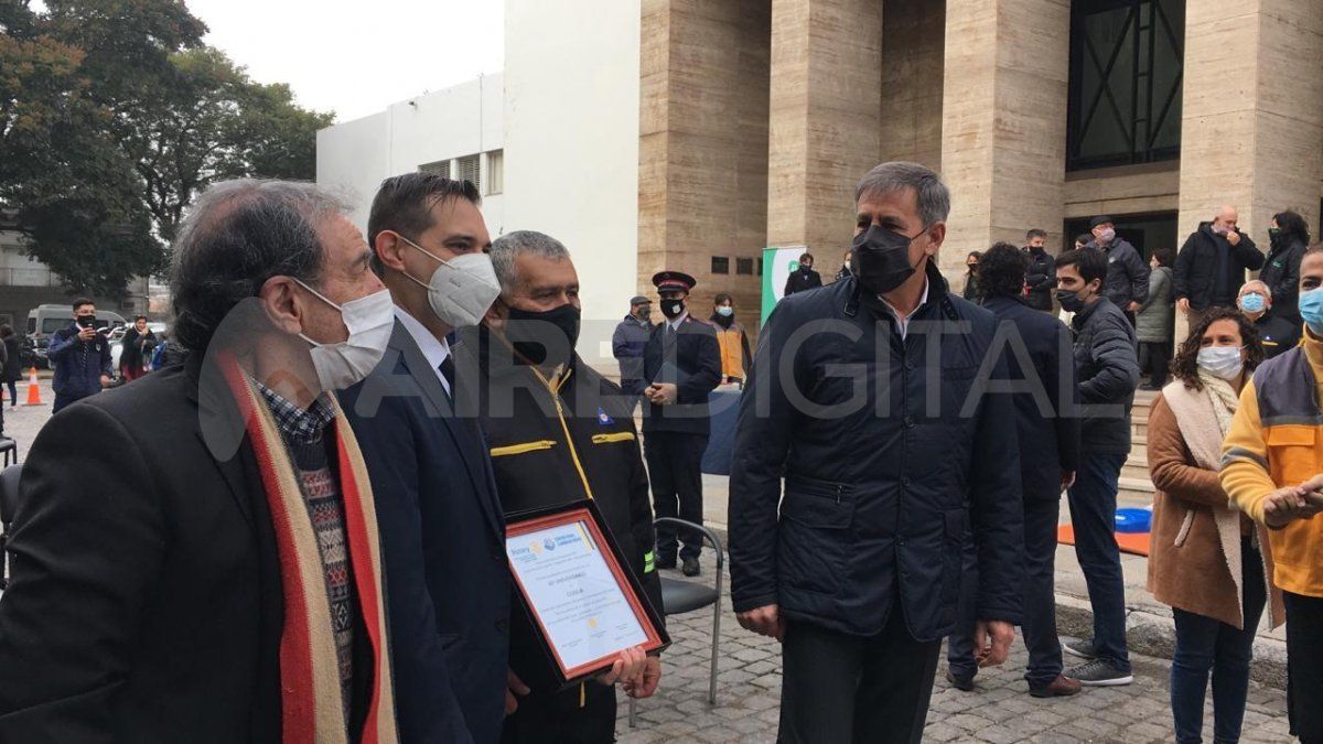 El intendente Jatón entregó este viernes la ambulancia a las autoridades del Cobem.