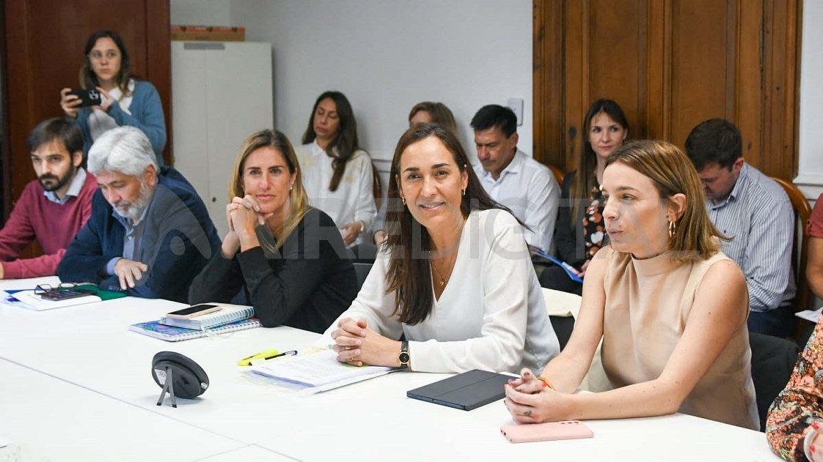La ministra de Ambiente de Santa Fe, Erika Gonnet, en la reunión con diputados y diputadas en la Legislatura.