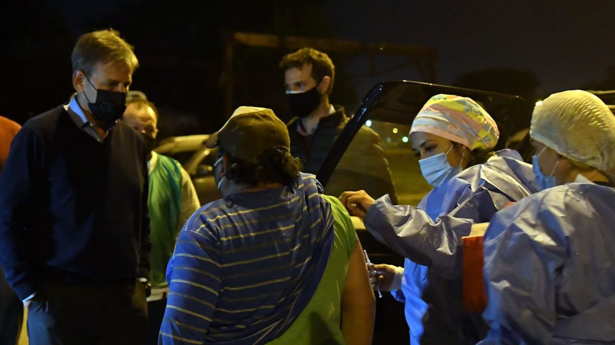 El intendente Emilio Jatón recorrió en la noche del jueves algunos puntos de la ciudad donde se vacuna contra el covid a personas en situación de calle. 