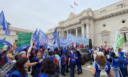 Los rechazos al proyecto de reforma jubilatoria que impulsa el gobierno de la provincia de Santa Fe no dejan de incrementarse. Los rechazos al proyecto de reforma jubilatoria que impulsa el gobierno de la provincia de Santa Fe no dejan de incrementarse.