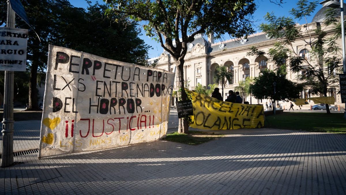 Organismos que luchan contra los abusos sexuales infantiles colgaron carteles y pancartas fuera de tribunales. Organismos que luchan contra los abusos sexuales infantiles colgaron carteles y pancartas fuera de tribunales.