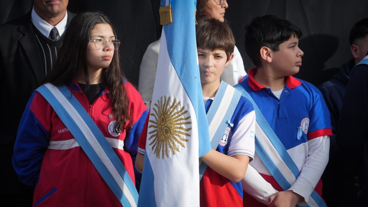 Niños y niñas abanderados en acto por el 216° aniversario de la Revolución de Mayo en Santa Fe.